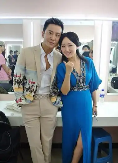 年纪半百的女星杨钰莹, 发了一张泳照惹得网友"炸了"