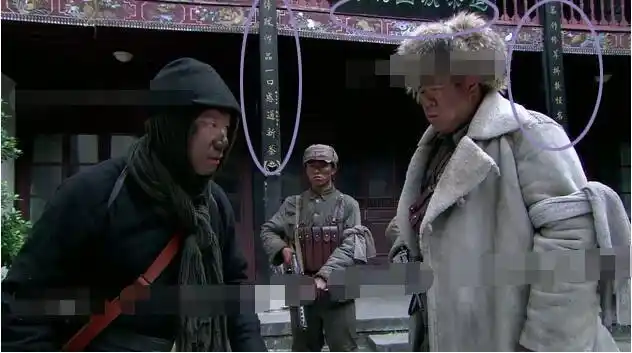 抗战神剧二炮手搞笑穿帮镜头这种穿帮简直太明显了孙红雷都看不下去了