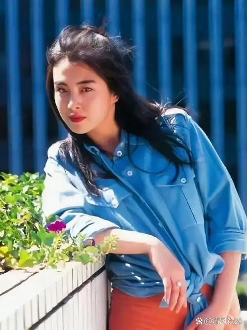 王祖贤的穿搭引发热议,裤子虽然皱巴巴却难掩她的光彩