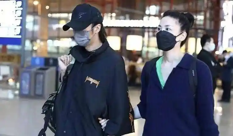 王菲牵谢霆锋走机场,扎马尾像高中生,小男友单手插兜扮酷_造型_风格