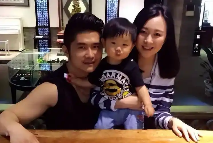 原创潘长江女儿大变异嫁入豪门被宠8年儿子长得像外公