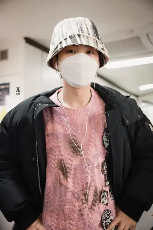 黄明昊粉色毛衣机场饭拍##黄明昊粉色毛衣渔夫帽造型