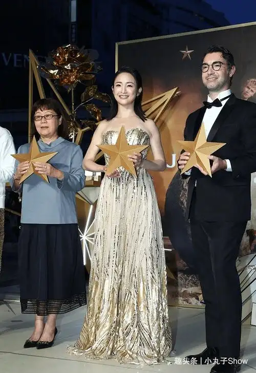 39岁林依晨近况状态真好,金色抹身材长裙秀身材,做完月子就复出_妈妈_