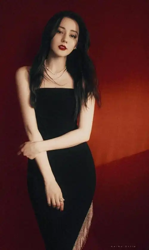 迪丽热巴美得好惊艳鎏金吊带裙头戴黑色皇冠那瞬间美到失语