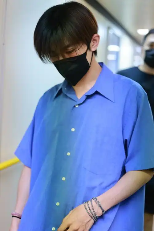 易烊千玺蓝衬衫##易烊千玺北京出发