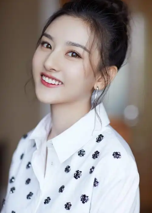 5位95后高颜值的女明星张雪迎清纯可爱宋祖儿笑的很甜
