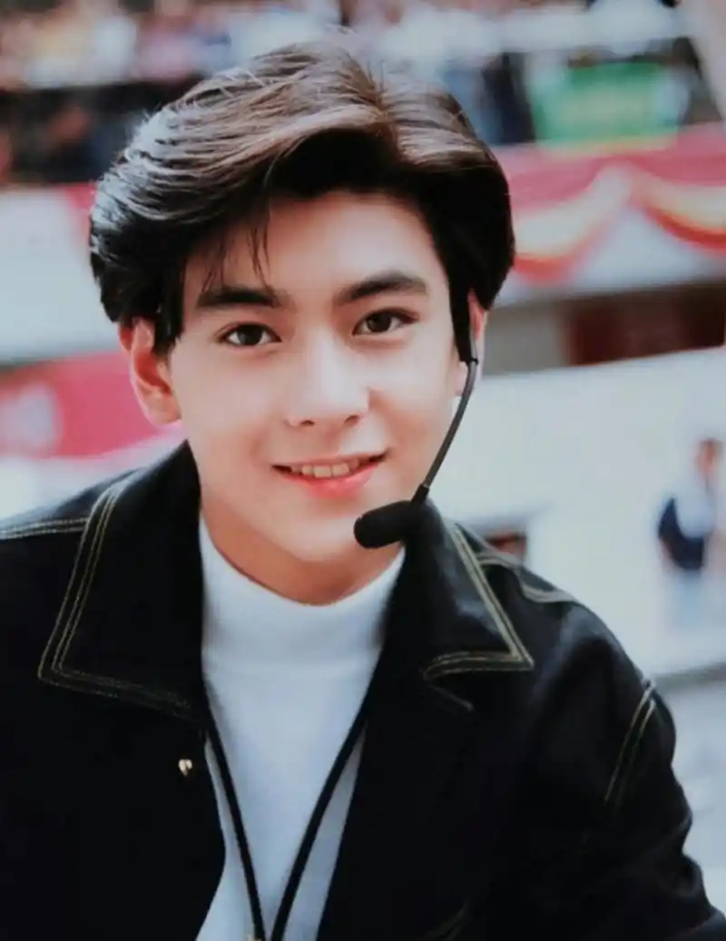 林志颖年轻旧照,瓜子脸,高鼻梁,浓眉大眼,天生丽质.