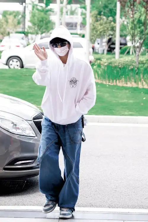 黄明昊今日机场出发啦~ 白色卫衣造型活力满满的小贾……_高清图集