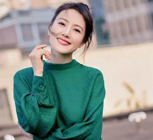 高圆圆出席线下活动,丸子头搭配粉色短裙,造型全靠颜值撑着_女神