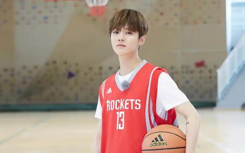 鹿晗打篮球帅气高清桌面壁纸