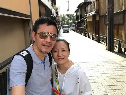 戏里的田小洁有时略带忧郁,有时才智过人,但在妻子曾萍的眼中,田小洁