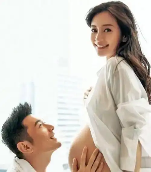 46岁黄晓明晒全家照庆生父母同框出镜状态佳6岁儿子小海绵送的礼物