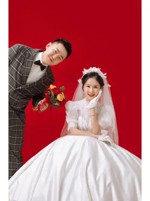 红底婚纱照岁月静好79念起便是温暖96#婚纱照风格  #红底结婚照