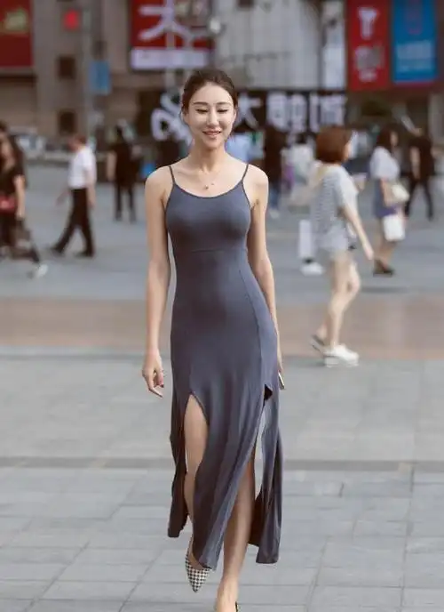 现在的女生真奔放连衣裙开叉到大腿根筷子腿性感迷人