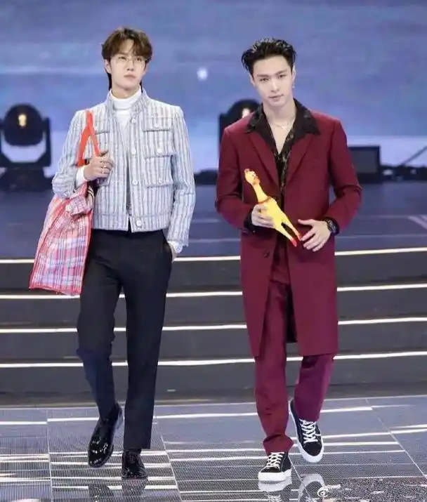 张艺兴赢了脸却输了身高