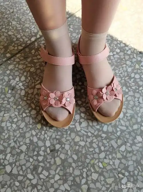 我是女孩,喜欢光脚穿凉鞋,可是父母说女孩赤脚不雅,我要是光脚被他们
