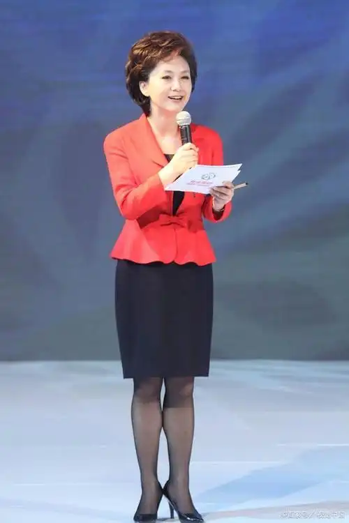 她主持过多档重量级的节目,如《新闻联播》《焦点访谈》《面