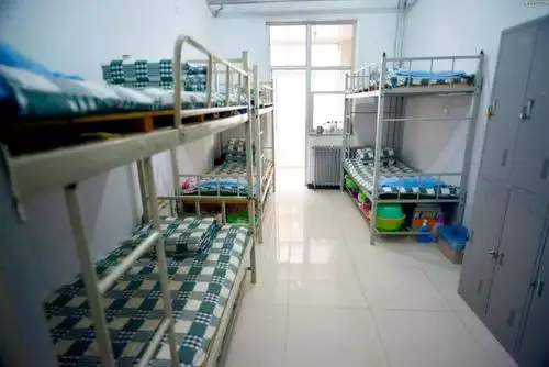 学生公寓:石家庄27中宿舍是标准六人间,八个单人柜,单独卫生间,有阳台
