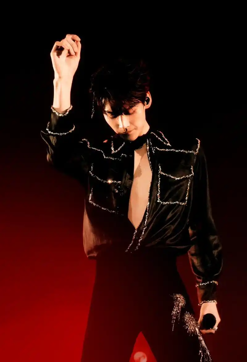 周柯宇# 21岁生日开启首次个人巡演,舞台鲨疯了,好懂事的纽扣,生日