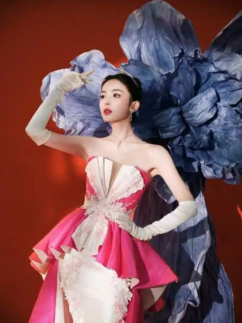 古力娜扎大胆穿珠串礼服,高举双手「不怕暴露」_造型_公主_剪裁