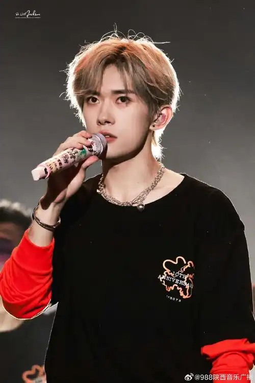 易烊千玺又染金发了