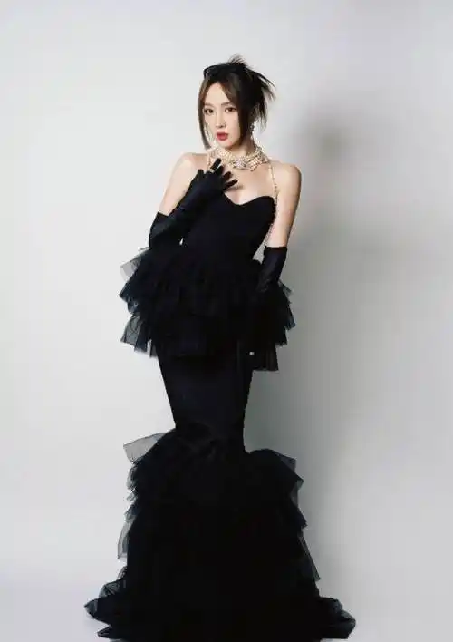 孟佳抹身材人鱼裙秀身材曲线 皮手套搭墨镜摩登时尚_造型_魅力