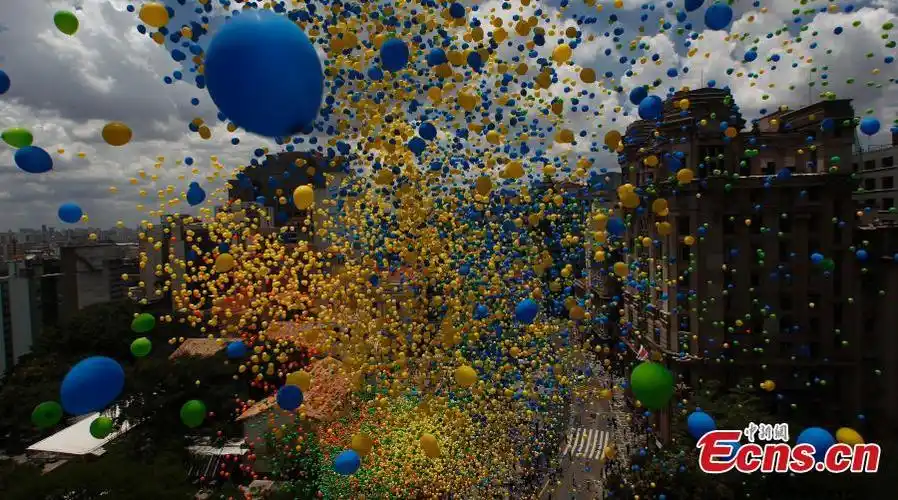 50000balloonstocelebratethenewyearinbrazil