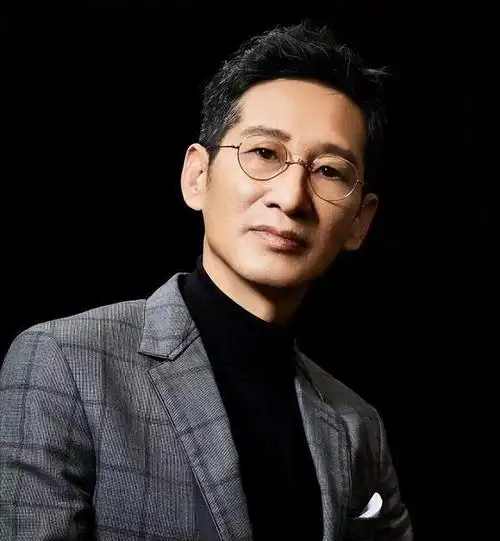 王劲松:一路走得苦,有戏演就对,55岁没儿没女又如何?