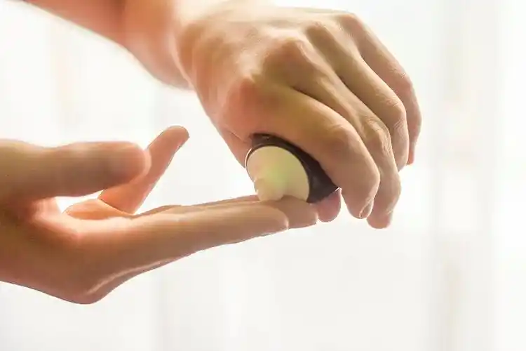 如"强力皮康王""天下无痘""中药祛痘膏"等,为了达到治疗效果而非法