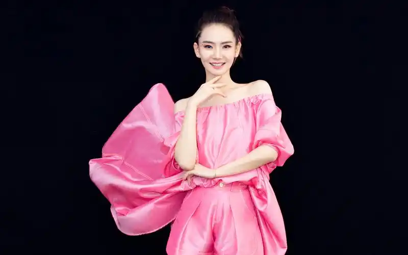 戚薇桃花妆性感高清桌面壁纸