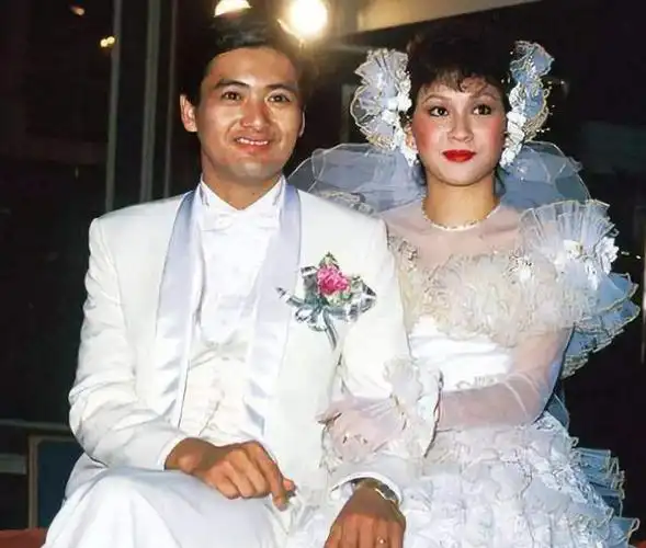 下相遇到了一起,同病相怜,有着很多共同话题,那年12月俩人闪婚,刘德华