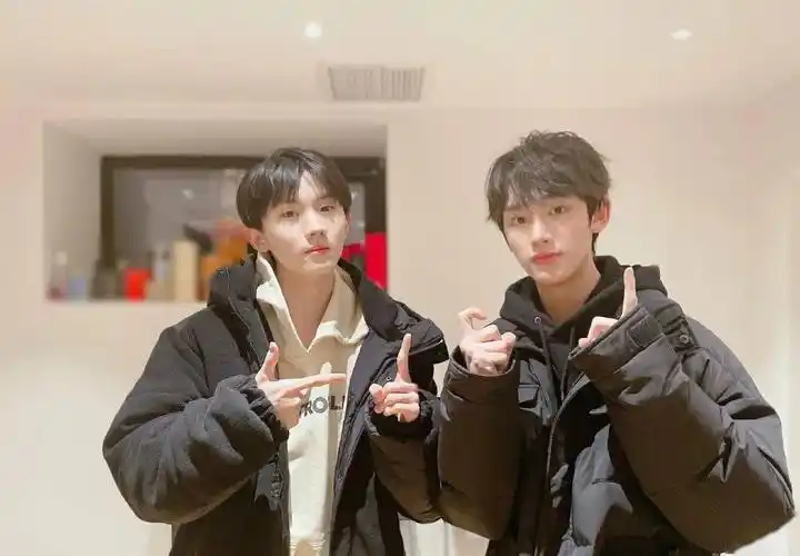 但是也有网友们关注到了马嘉祺双胞胎哥哥的成绩