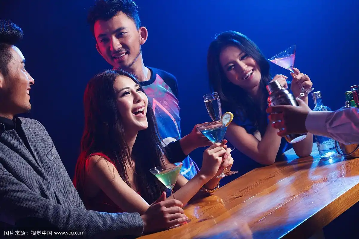 年轻人在酒吧喝酒