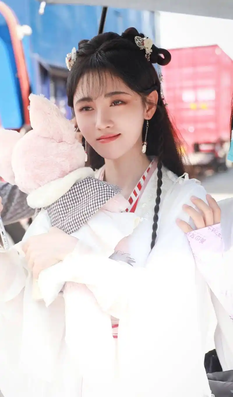 原创鞠婧祎新剧路透曝光片场抱着玩偶不撒手饭拍镜头下颜值超能打