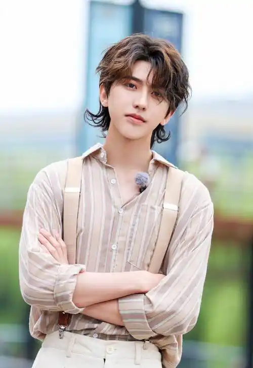 蔡徐坤17岁青涩照曝光,非主流言论笑翻网友:染哥yyds!_身高_帖子_照片