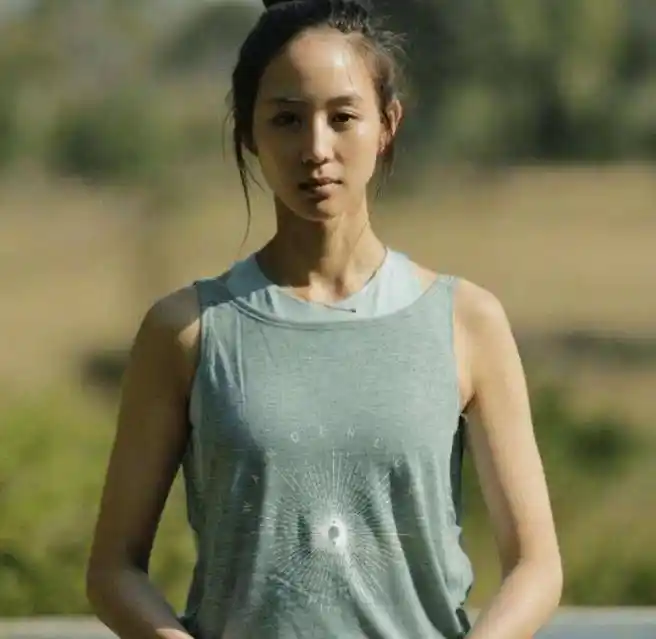 37岁张钧甯跑步10年:不是为了自律才跑步,却因跑步养成了自律性_跑鞋