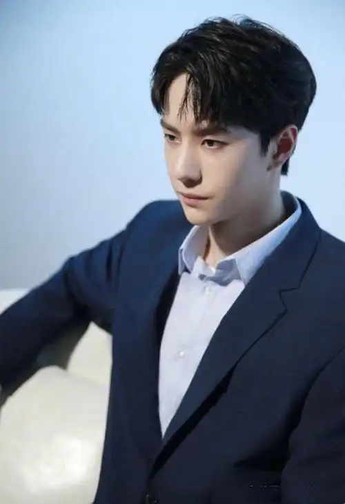 肖战荣登全球最帅男星热度持续攀升展现非凡魅力