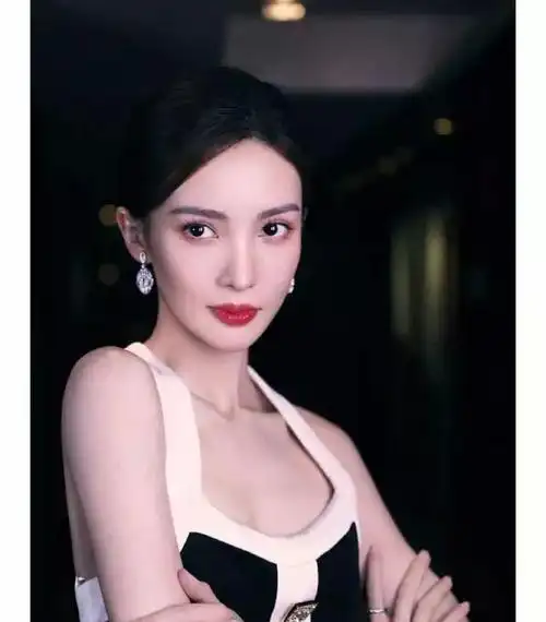 金晨作为一个新人偶像,她的声音和魅力吸引了大量的粉丝,而停更的消息