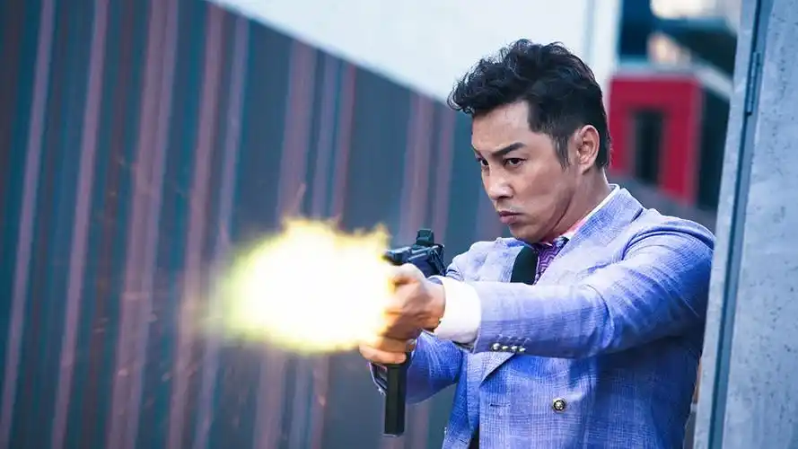 为求逼真,枪战的反应弹安装得相当接近演员,几乎是在旁边爆开