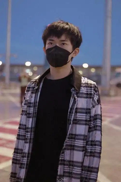 210527易烊千玺昨晚现身北京机场飞往深圳劳模宝贝马不停蹄进入下一个