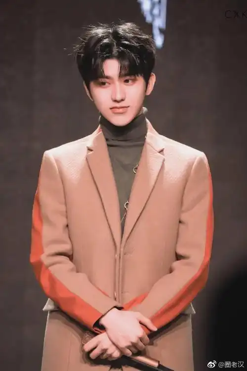蔡徐坤最新帅照走一波,这样打扮下的坤坤显得既干净又帅气