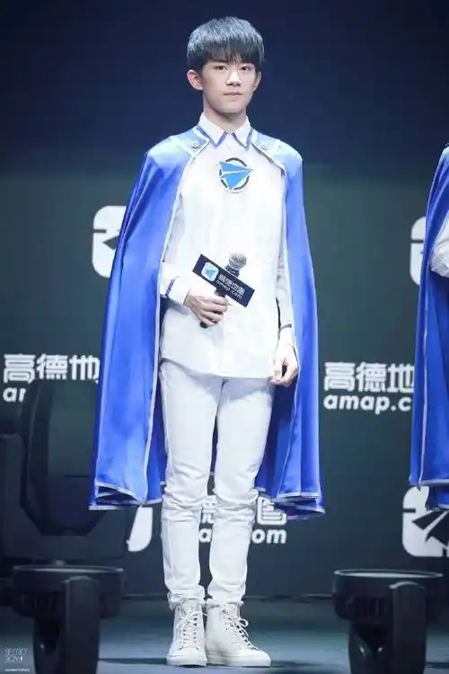 斗篷look小合集明天中午看小王子跳女团舞呀@tfboys-易烊千玺#易烊