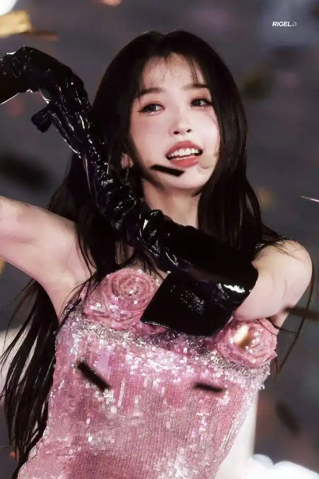 虞书欣演唱会舞姿备受争议,手脚笨重手忙脚乱,被吐槽像狗熊在跳_舞蹈