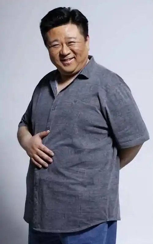 梁冠华:靠导演妻子走红,却没演过妻子的戏,甘愿在家做"主夫"_姥姥家