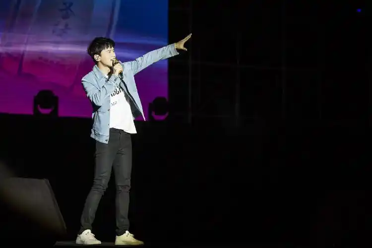 [张杰][新闻]170818 张杰活力造型亮相南通 一改商演标配歌单粉丝大呼