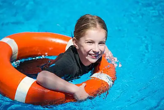 高兴,小女孩,潜水服,救生索,游泳池