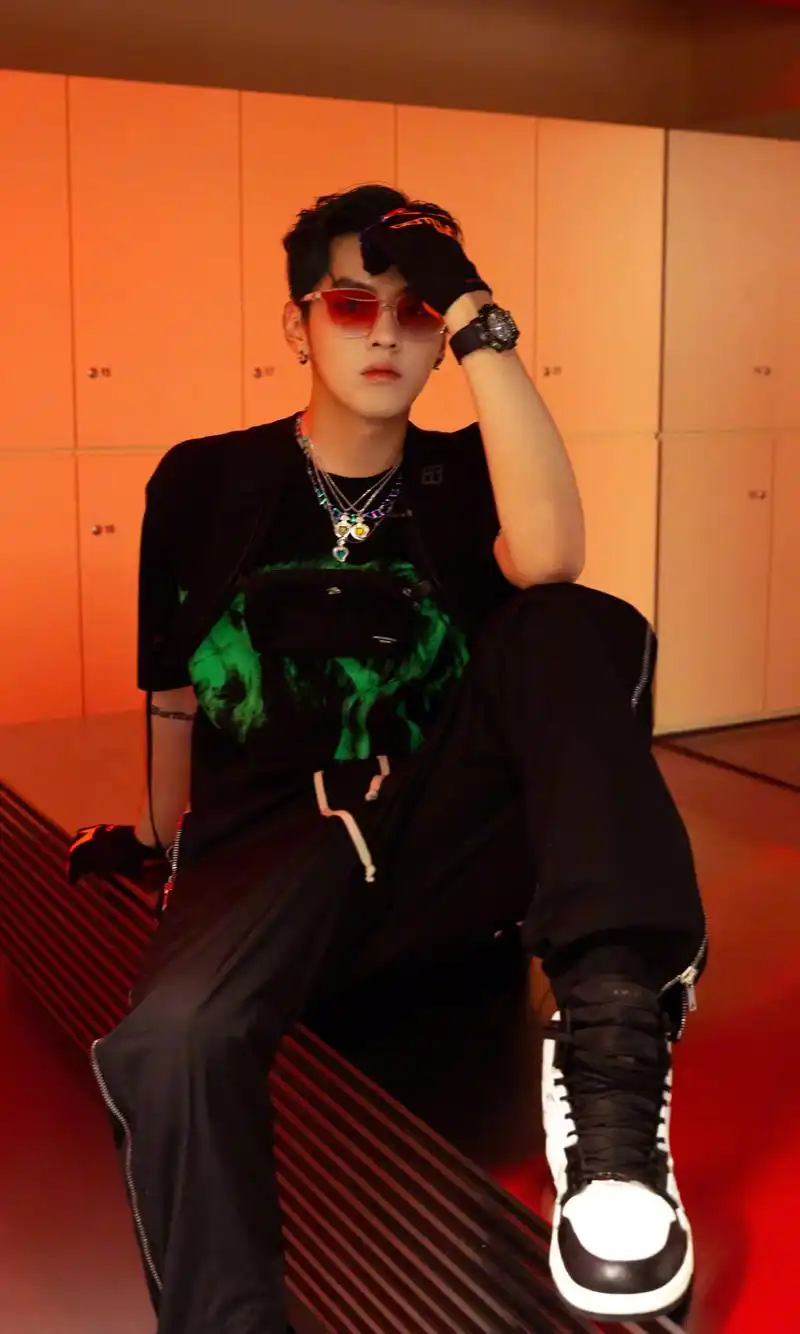 吴亦凡绿发造型太炫酷,帅到移不开眼睛!