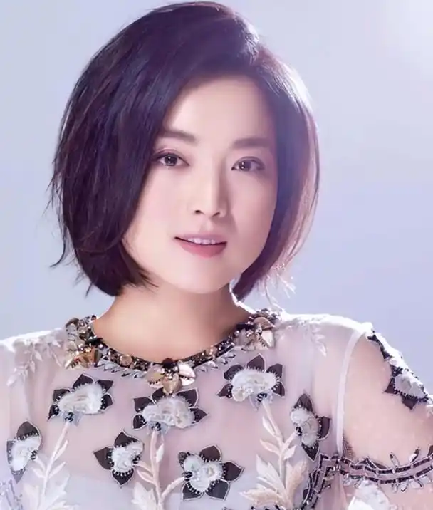 歌手白雪38岁与富豪离婚二婚嫁小8岁东北小伙如今怎样了