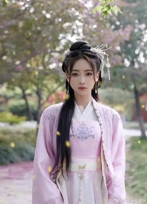 吴谨言央视古风造型#吴谨言古装也太好看了,多多拍古装剧呀,这脸蛋太