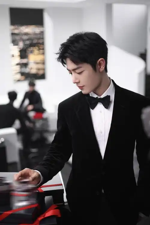 肖战超话#肖战##肖战拉夫劳伦香氛全球代言人#  黑西装加身的肖战